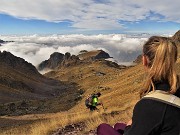 33 Mare di nebbie in valle, sole sui monti